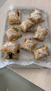 hojaldre de chocolate y fruta fresca hojaldre de chocolate y fruta fresca